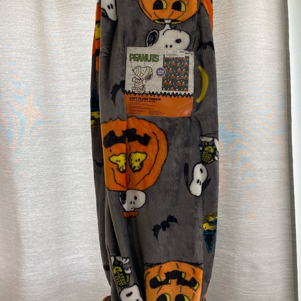 Peanuts Halloween Plush Blanket with Orange and Gray